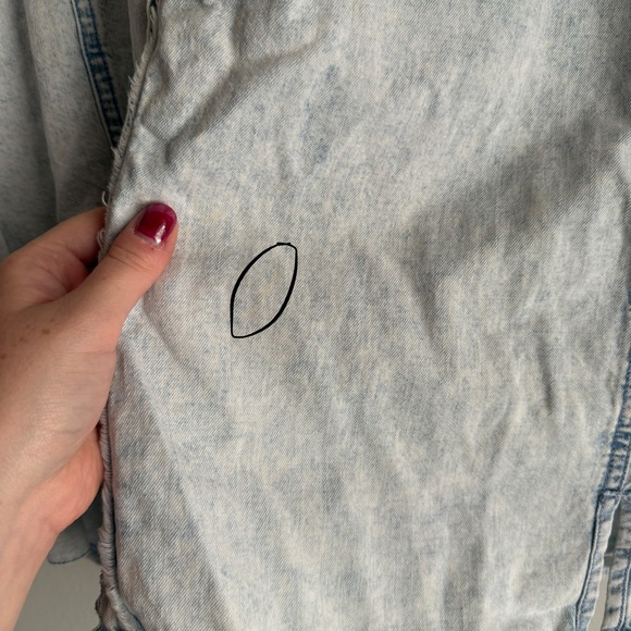 We The Free Tuck Denim Shirt Women’s Size Medium Oversized Fit Faded Blue - Picture 9 of 15